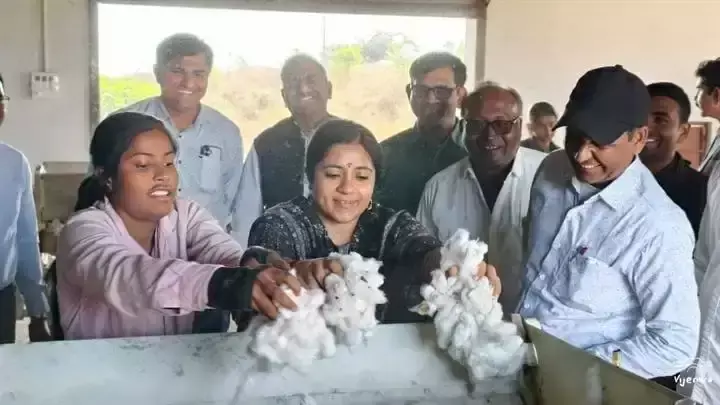 Khargon: ग्राम भ्रमण पर कलेक्टर ने देखी उन्नत कृषि व उद्यानिकी तकनीकें