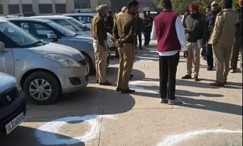 Punjab: अबोहर कोर्ट की पार्किंग में युवक की गोली मारकर हत्या, चार गिरफ्तार Punjab: अबोहर कोर्ट की पार्किंग में युवक की गोली मारकर हत्या, चार गिरफ्तार