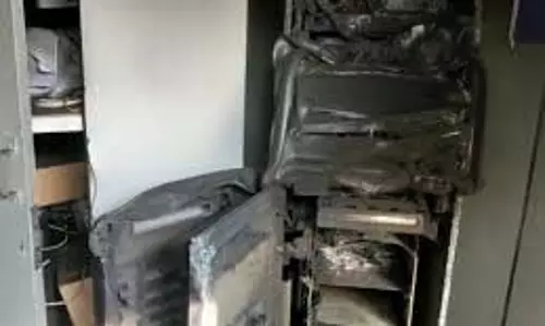 Chhapra: चोरों ने गैस कटर से काटा एटीएम, उड़ा ले गए 15 लाख रुपये Chhapra: चोरों ने गैस कटर से काटा एटीएम, उड़ा ले गए 15 लाख रुपये