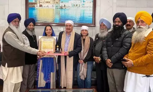 ब्रिटिश कोलंबिया के स्पीकर और उनके परिवार ने Golden Temple में मत्था टेका ब्रिटिश कोलंबिया के स्पीकर और उनके परिवार ने Golden Temple में मत्था टेका