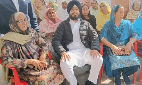 Sukhbir Badal और उनके बेटे ग्रामीण निकाय चुनावों से पहले मैदान में उतरे Sukhbir Badal और उनके बेटे ग्रामीण निकाय चुनावों से पहले मैदान में उतरे