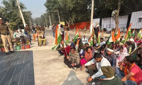 Rohtak PGI के कर्मचारियों ने CM आवास के बाहर प्रदर्शन किया