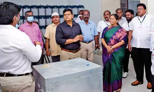 Tamil Nadu: डीईओ ने ईवीएम का शुरुआती वेरिफिकेशन किया Tamil Nadu: डीईओ ने ईवीएम का शुरुआती वेरिफिकेशन किया
