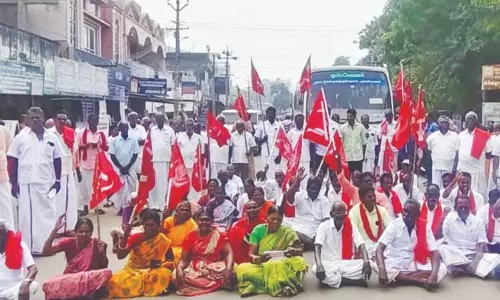 Tiruvarur में किसानों ने किया विरोध प्रदर्शन, 35,000 रुपये प्रति एकड़ फसल नुकसान का मुआवजा मांगा Tiruvarur में किसानों ने किया विरोध प्रदर्शन, 35,000 रुपये प्रति एकड़ फसल नुकसान का मुआवजा मांगा