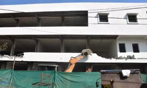 डॉक्टर ने आवासीय भवन बनाने ली थी अनुमति, लेकिन बनाया कांप्लेक्स, चला बुलडोजर डॉक्टर ने आवासीय भवन बनाने ली थी अनुमति, लेकिन बनाया कांप्लेक्स, चला बुलडोजर