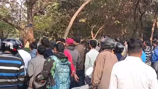 Bhubaneswar में बिजली के टावर से लटका हुआ अज्ञात शव मिला Bhubaneswar में बिजली के टावर से लटका हुआ अज्ञात शव मिला