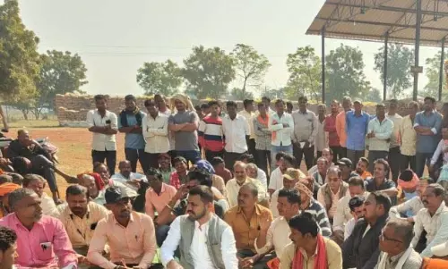 किसानों के साथ धान खरीदी केंद्र में खेला कर रहे प्रबंधन, भारी विवाद शुरू किसानों के साथ धान खरीदी केंद्र में खेला कर रहे प्रबंधन, भारी विवाद शुरू