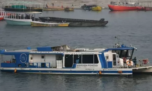 Varanasi में पहले स्वदेशी हाइड्रोजन फ्यूल सेल यात्री जहाज की सेवा शुरू