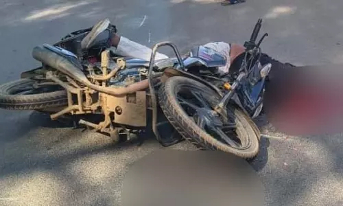 ट्रक के पहिया में दबा बाइक सवार, दर्दनाक मौत