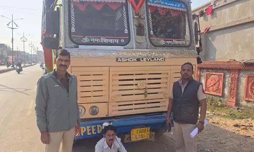 25 टन अवैध कबाड़ से भरी ट्रक पकड़ाया, चालक गिरफ्तार
