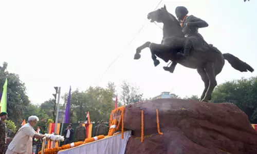 J&K के एलजी ने महान योद्धा जोरावर सिंह को श्रद्धांजलि दी J&K के एलजी ने महान योद्धा जोरावर सिंह को श्रद्धांजलि दी
