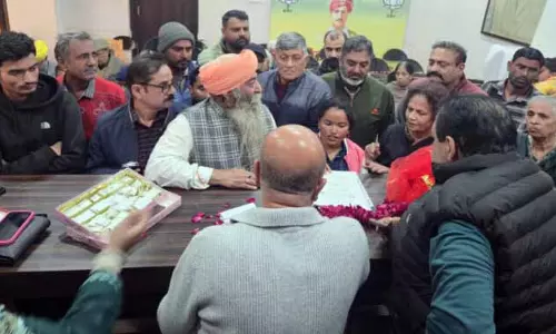 Yudhvir Sethi ने जनता दरबार में लोगों की शिकायतें सुनीं Yudhvir Sethi ने जनता दरबार में लोगों की शिकायतें सुनीं