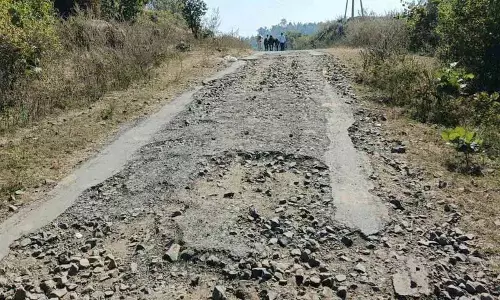 हर कदम पर गड्ढे, बजरी वाली सड़क पर यात्रा करना उलझन भरा