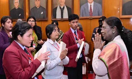 राष्ट्रपति Murmu ने इम्फाल में विस्थापित लोगों से मुलाकात कर पुनर्वास का आश्वासन दिया राष्ट्रपति Murmu ने इम्फाल में विस्थापित लोगों से मुलाकात कर पुनर्वास का आश्वासन दिया