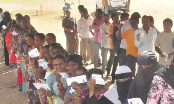 Telangana : पोल ड्रामा लकी ड्रॉ, बेटी ने मां को हराया, वोटर ने बैलेट खाया