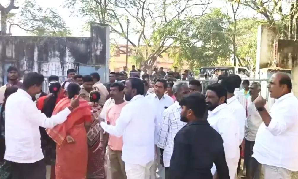 Telangana : वारंगल जीपी चुनाव में उतार-चढ़ाव, टकराव और यात्रा में गड़बड़ी देखने को मिली Telangana : वारंगल जीपी चुनाव में उतार-चढ़ाव, टकराव और यात्रा में गड़बड़ी देखने को मिली
