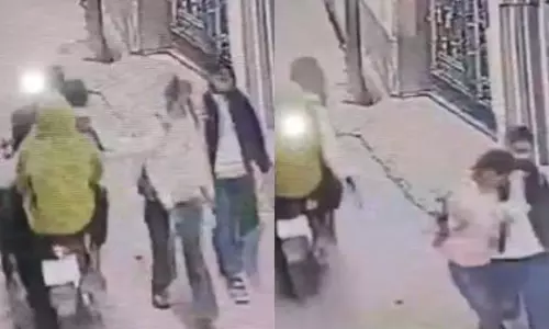 कोचिंग सेंटर से लौट रही लड़कियों के साथ बाइक सवार तीन लोगों ने छेड़छाड़ की कोचिंग सेंटर से लौट रही लड़कियों के साथ बाइक सवार तीन लोगों ने छेड़छाड़ की