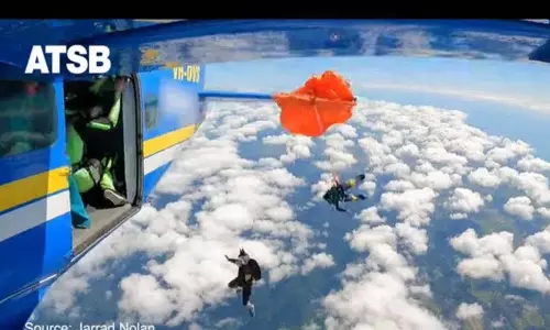 Australian Skydivers का पैराशूट 15000 फीट की ऊंचाई पर प्लेन के पिछले हिस्से में फंस गया Australian Skydivers का पैराशूट 15000 फीट की ऊंचाई पर प्लेन के पिछले हिस्से में फंस गया