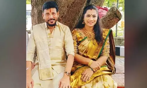 बिना इजाज़त शराब पार्टी.. MLC दुव्वाडा श्रीनिवास, माधुरी गिरफ्तार बिना इजाज़त शराब पार्टी.. MLC दुव्वाडा श्रीनिवास, माधुरी गिरफ्तार