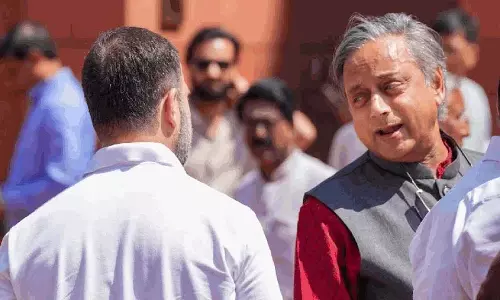 Shashi Tharoor फिर राहुल गांधी की मीटिंग में नहीं आए