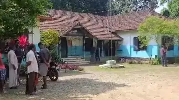 kerala: कोट्टायम में स्कूल परिसर में पति ने महिला टीचर पर हमला किया kerala: कोट्टायम में स्कूल परिसर में पति ने महिला टीचर पर हमला किया