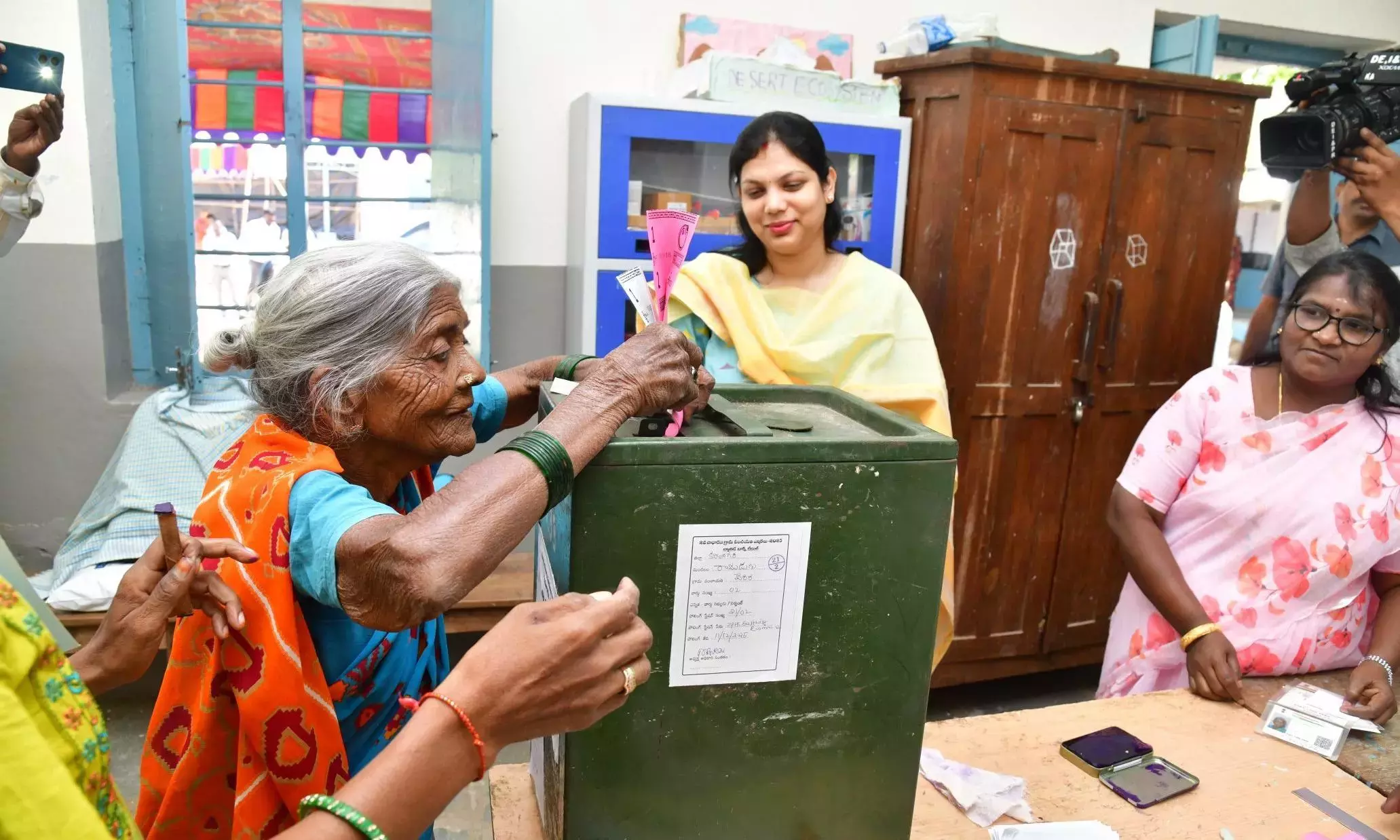 Telangana : करीमनगर क्षेत्र में सरपंच चुनाव में रिकॉर्ड मतदान Telangana : करीमनगर क्षेत्र में सरपंच चुनाव में रिकॉर्ड मतदान