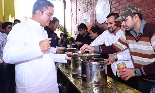 विधायक कार्यालय में शुरू हुई राम रसोई, MLA रिकेश ने सपत्निक लोगों के लिए परोसी थाली