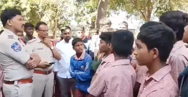 Telangana : शामीरपेट गुरुकुल के छात्रों ने पुलिस स्टेशन तक मार्च किया