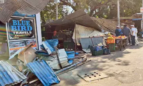 GHMC द्वारा फुटपाथ पर अतिक्रमण हटाने से अफजलगंज में तनाव GHMC द्वारा फुटपाथ पर अतिक्रमण हटाने से अफजलगंज में तनाव