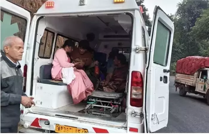 ASR जिले में बस के सड़क से नीचे गिरने से नौ लोगों की मौत, 22 घायल