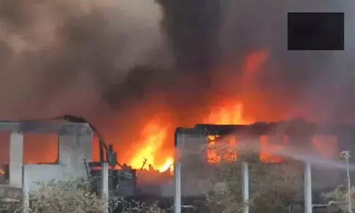 Valsad में प्लास्टिक बनाने वाली कंपनी में भीषण आग Valsad में प्लास्टिक बनाने वाली कंपनी में भीषण आग
