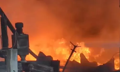 Valsad में प्लास्टिक रॉ मटेरियल बनाने वाली कंपनी में भीषण आग लग गई Valsad में प्लास्टिक रॉ मटेरियल बनाने वाली कंपनी में भीषण आग लग गई
