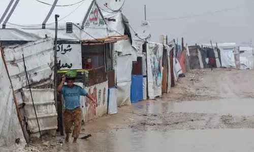 Gaza में भारी बारिश से बेघर लोगों के टेंट डूबे, बाढ़ और बीमारियों का बढ़ा खतरा Gaza में भारी बारिश से बेघर लोगों के टेंट डूबे, बाढ़ और बीमारियों का बढ़ा खतरा