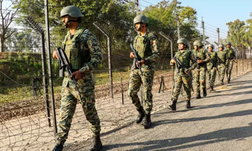 जम्मू में इंटरनेशनल बॉर्डर पर BSF ने हथियारबंद घुसपैठिए को पकड़ा जम्मू में इंटरनेशनल बॉर्डर पर BSF ने हथियारबंद घुसपैठिए को पकड़ा