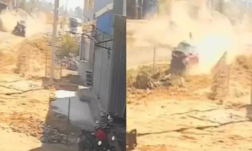 पटनचेरुवु में कार और बाइक की टक्कर CCTV में कैद, 1 की मौत