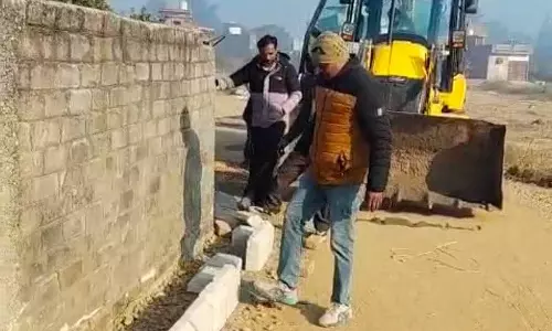 नगर निगम ने Sultanwind के कंवर एवेन्यू में दो अवैध कॉलोनियों को गिराया