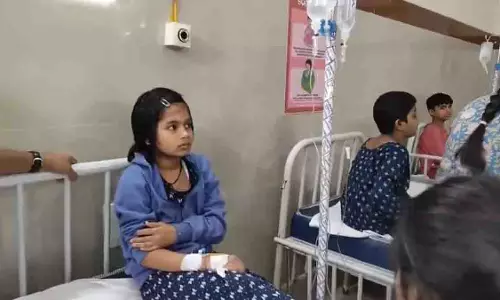 Hyderabad: माइनॉरिटी रेजिडेंशियल स्कूल के 16 छात्र डिनर के बाद बीमार पड़ गए Hyderabad: माइनॉरिटी रेजिडेंशियल स्कूल के 16 छात्र डिनर के बाद बीमार पड़ गए