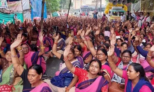 Anganwadi वर्कर्स भुखमरी और पेंडिंग अलाउंस का सामना कर रही Anganwadi वर्कर्स भुखमरी और पेंडिंग अलाउंस का सामना कर रही