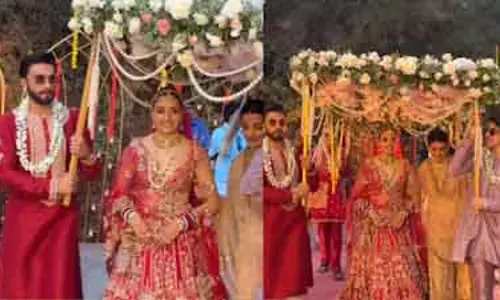 Ranveer Singh ने कज़िन की शादी में दिखाया सॉफ्ट साइड, ब्राइडल लुक पर दिए प्यार भरे रिएक्शन Ranveer Singh ने कज़िन की शादी में दिखाया सॉफ्ट साइड, ब्राइडल लुक पर दिए प्यार भरे रिएक्शन
