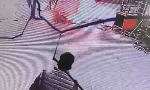 UP के हापुड़ में एक पुलिसकर्मी बाल-बाल बचा, उसके सामने गैस सिलेंडर फट गया UP के हापुड़ में एक पुलिसकर्मी बाल-बाल बचा, उसके सामने गैस सिलेंडर फट गया
