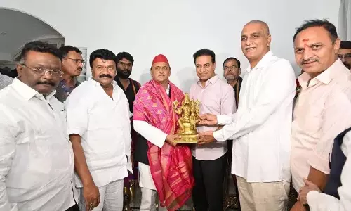 SP नेता अखिलेश यादव ने केटीआर और हरीश राव से मुलाकात की