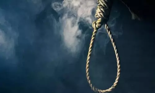 एक ही परिवार के तीन लोगों ने फांसी लगाकर की आत्महत्या,पड़ोसियों में डर