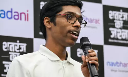 Dharavi के बच्चों का शतरंज का जोश प्रज्ञानंद को हैरान कर गया Dharavi के बच्चों का शतरंज का जोश प्रज्ञानंद को हैरान कर गया