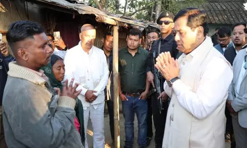 सरबानंदा सोनोवाल ने Tinsukia में अंजॉ त्रासदी के शोक संतप्त परिवारों से मुलाकात की सरबानंदा सोनोवाल ने Tinsukia में अंजॉ त्रासदी के शोक संतप्त परिवारों से मुलाकात की