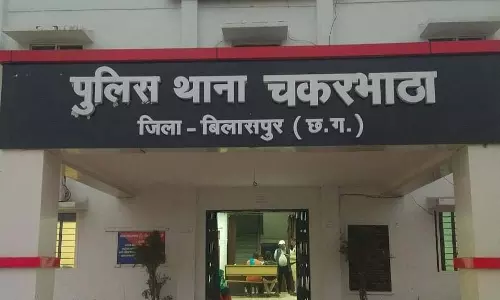 दिनदहाड़े युवती पर हमला: स्कूटी रोकने के बहाने दो बदमाशों ने किया जानलेवा वार दिनदहाड़े युवती पर हमला: स्कूटी रोकने के बहाने दो बदमाशों ने किया जानलेवा वार