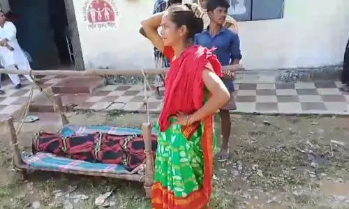 एंबुलेंस न मिलने से परिवार को शव छह किलोमीटर खाट पर ले जाना पड़ा, मानवता शर्मसार एंबुलेंस न मिलने से परिवार को शव छह किलोमीटर खाट पर ले जाना पड़ा, मानवता शर्मसार
