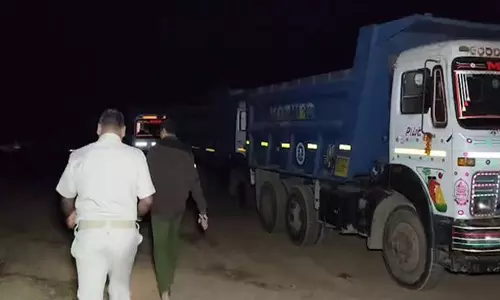 BREAKING: अवैध रेत खनन के खिलाफ बड़ी कार्रवाई, 22 हाइवा ट्रक जब्त