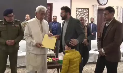 जम्मू-कश्मीर: नौगाम ब्लास्ट पीड़ितों को उपराज्यपाल ने दिए अपॉइंटमेंट जम्मू-कश्मीर: नौगाम ब्लास्ट पीड़ितों को उपराज्यपाल ने दिए अपॉइंटमेंट