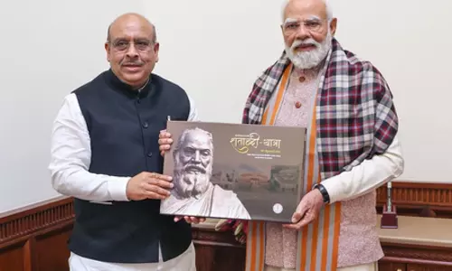 दिल्ली विधानसभा स्पीकर ने प्रधानमंत्री मोदी को विधानसभा संसदीय विरासत की पुस्तक भेंट की दिल्ली विधानसभा स्पीकर ने प्रधानमंत्री मोदी को विधानसभा संसदीय विरासत की पुस्तक भेंट की