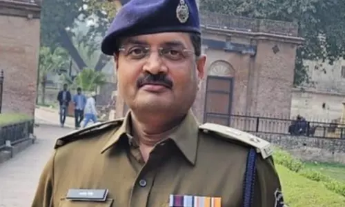 चालान में रिश्वत मांगने पर प्रधान आरक्षक डिमोशन, SSP रजनेश सिंह का सख्त रुख चालान में रिश्वत मांगने पर प्रधान आरक्षक डिमोशन, SSP रजनेश सिंह का सख्त रुख